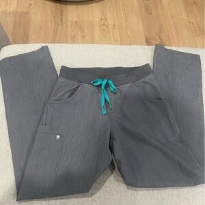 Figs Women's Kade Cargo Scrub Pant Graphite small tall ST